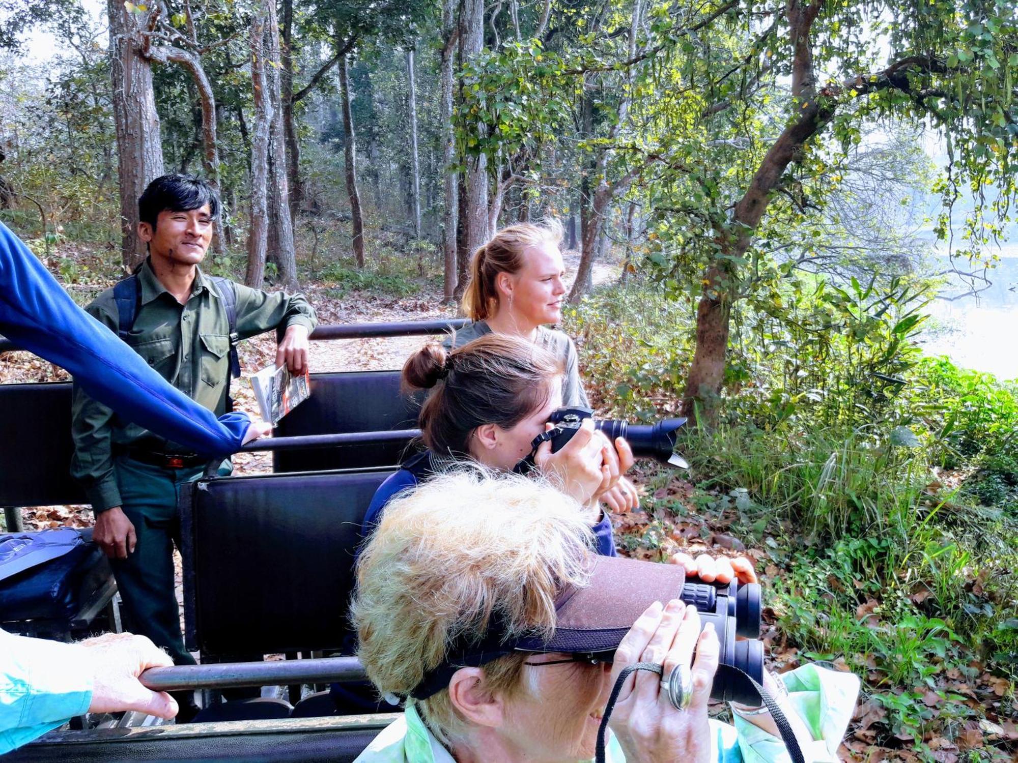 Hotel Rhino Land Sauraha Esterno foto
