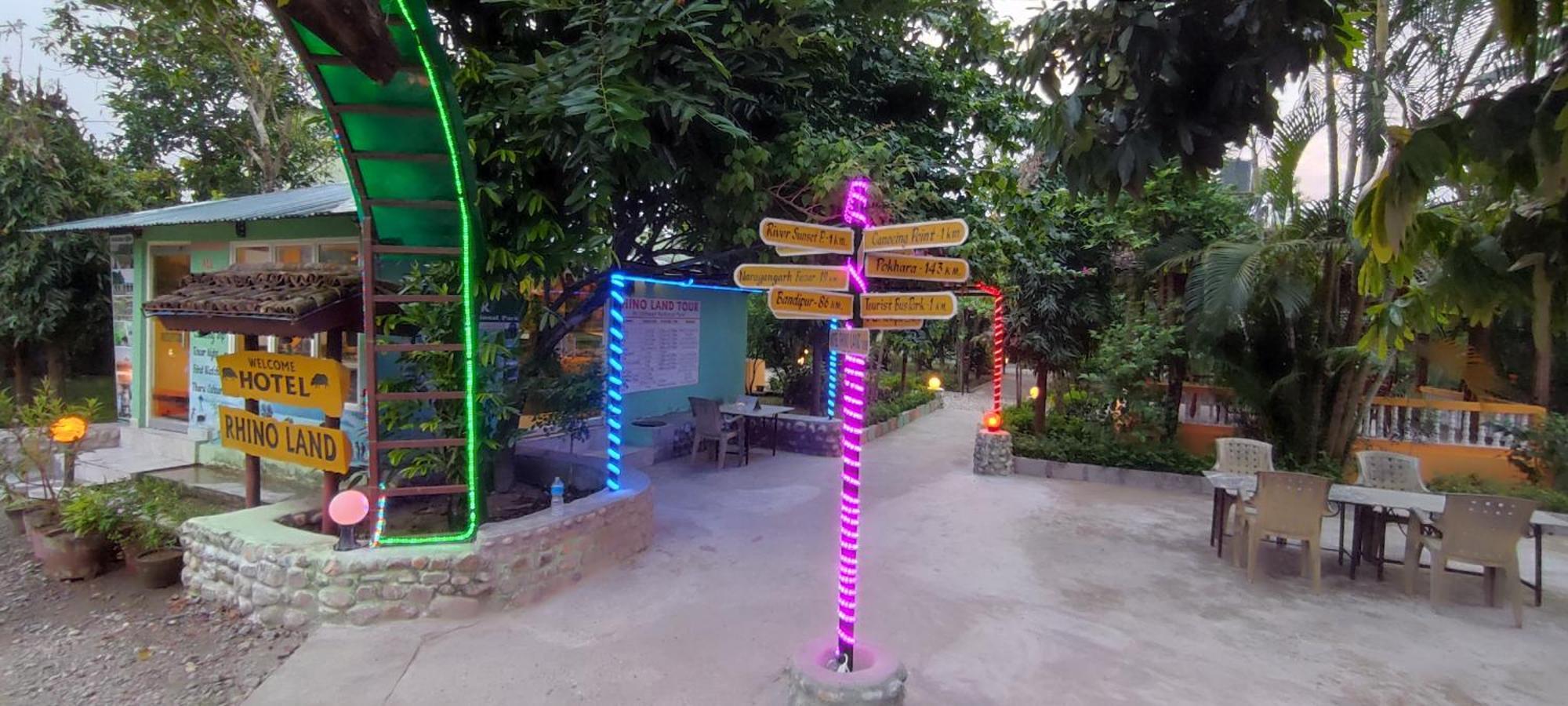 Hotel Rhino Land Sauraha Esterno foto