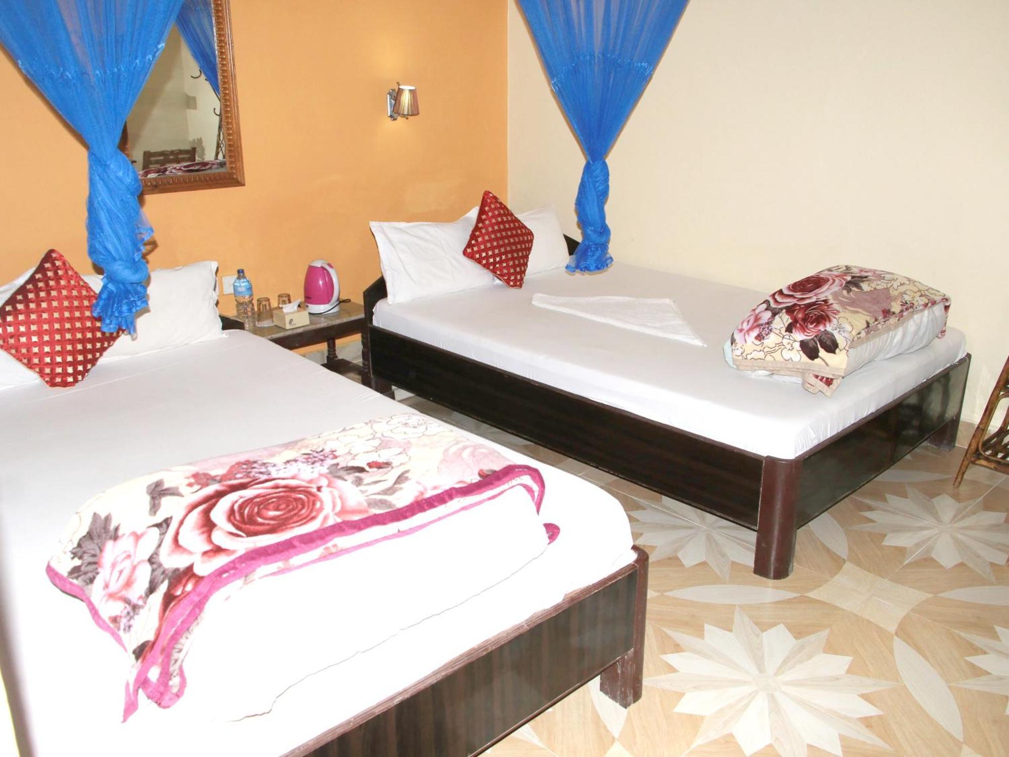 Hotel Rhino Land Sauraha Esterno foto