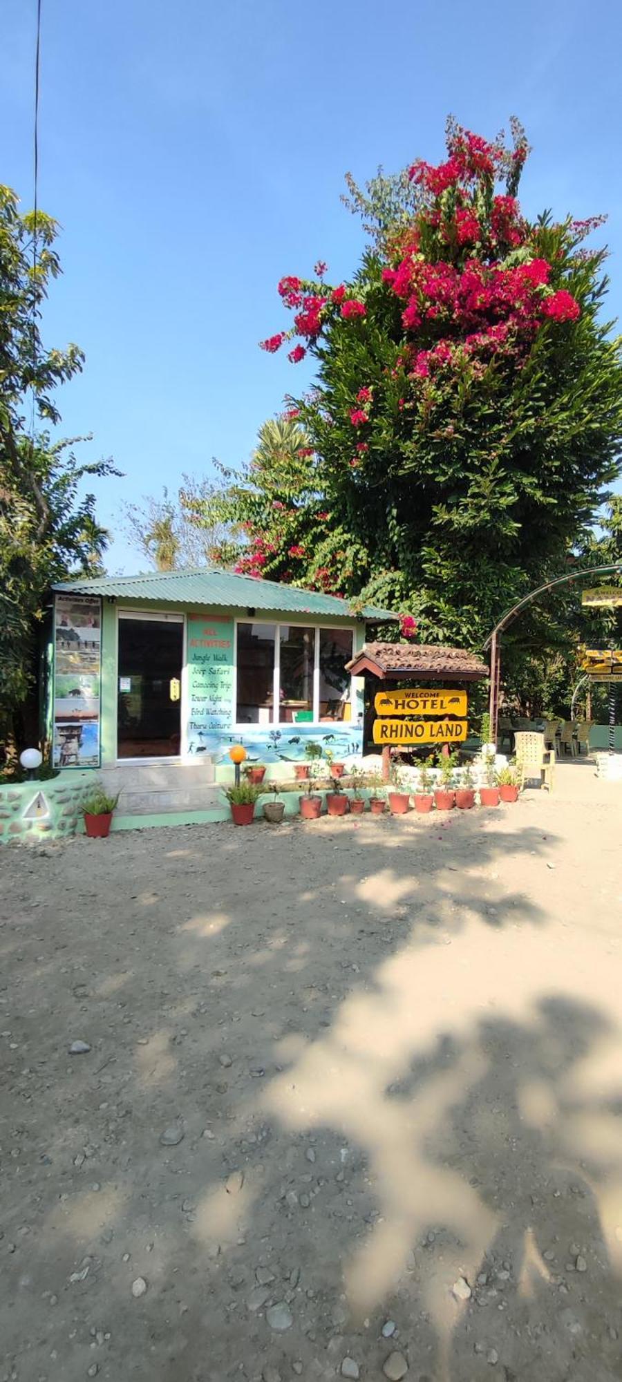 Hotel Rhino Land Sauraha Esterno foto