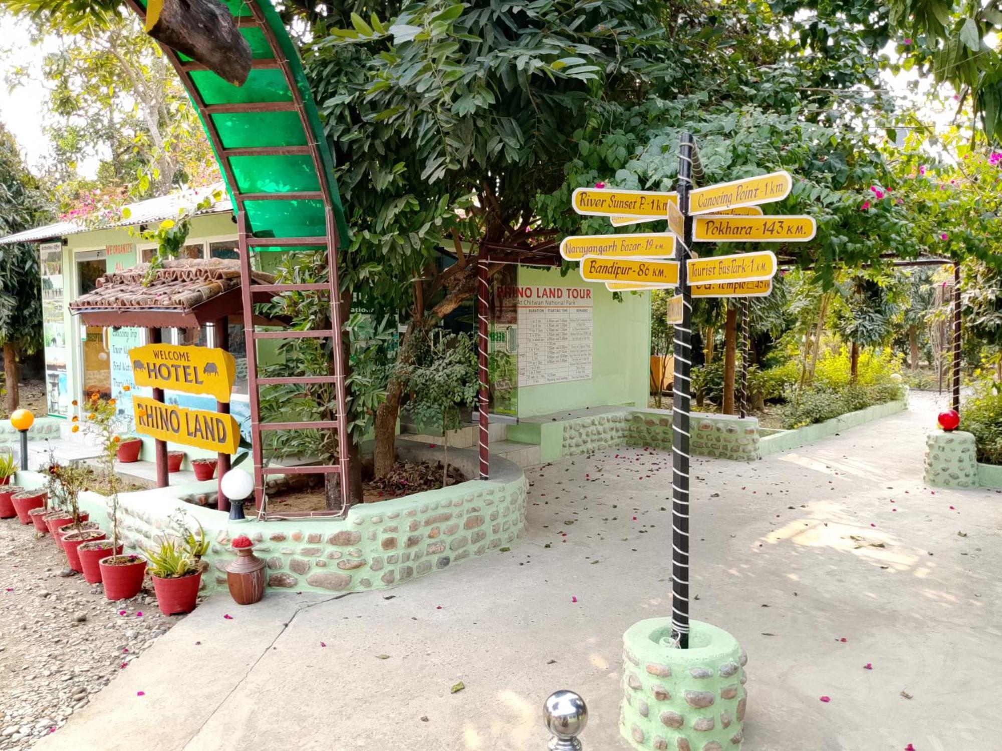 Hotel Rhino Land Sauraha Esterno foto