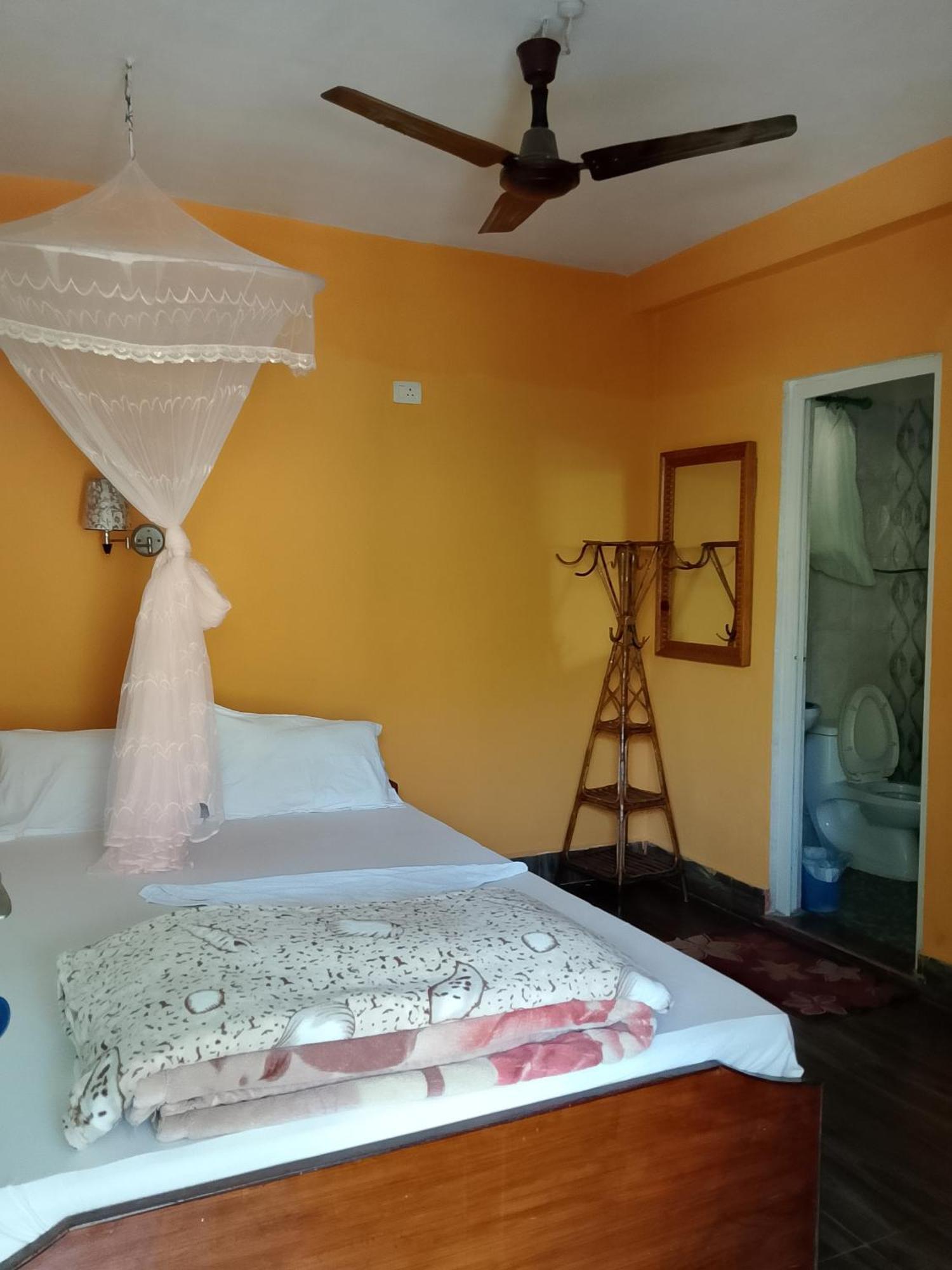 Hotel Rhino Land Sauraha Esterno foto