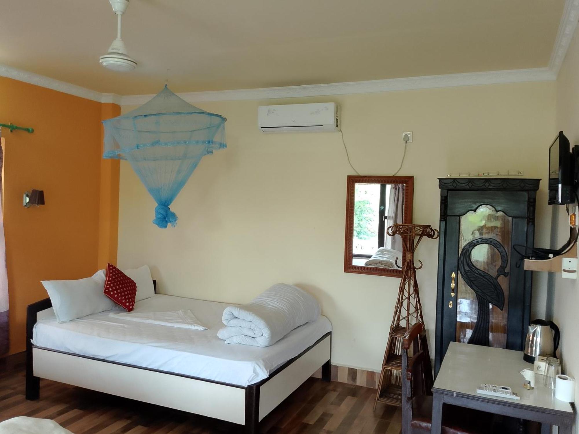 Hotel Rhino Land Sauraha Esterno foto