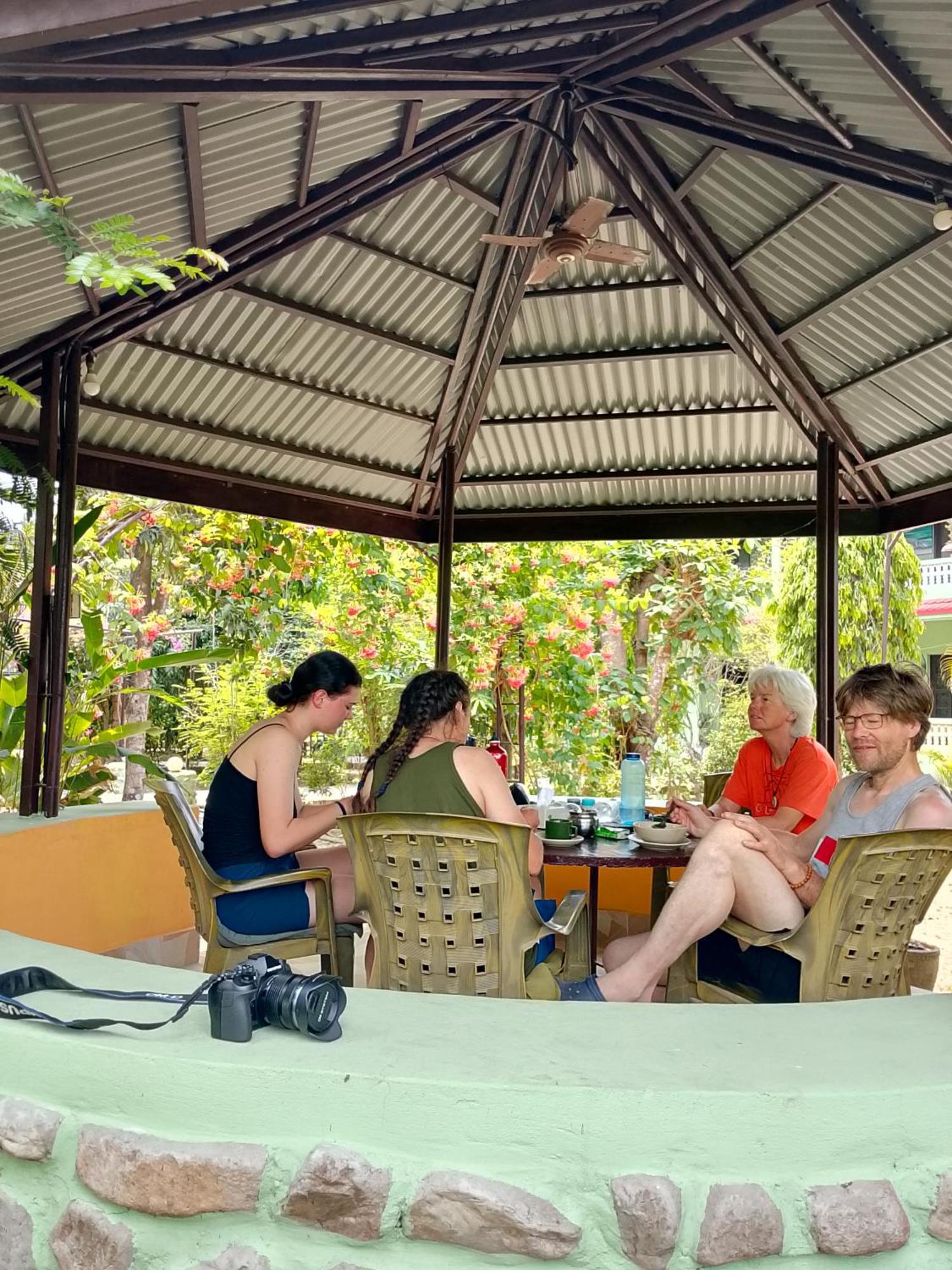 Hotel Rhino Land Sauraha Esterno foto